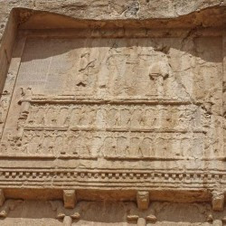 Naqš-e Rustam, Tomb of Darius the Great, Upper relief
