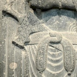 Susa, Statue of Darius the Great, Belt with akinakes