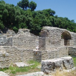 Buthrotum, Theater, Façade
