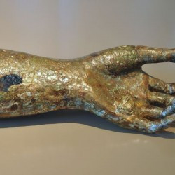 Leiden-Matilo, Hand of a bronze statue