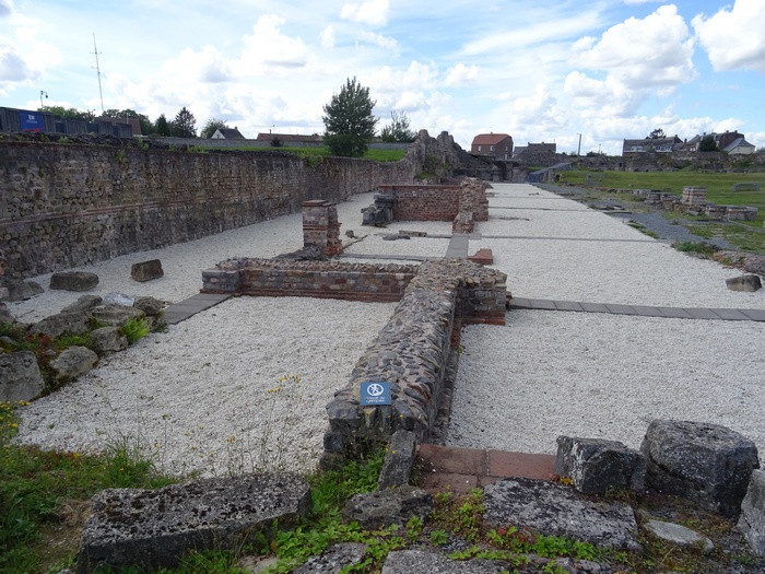 Bavay, shops along the forum