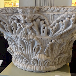 Bavay, Corinthian capital