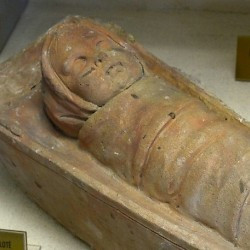 Bavay, Tomb of a baby
