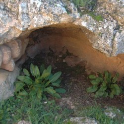 Slonta, Cave with heads