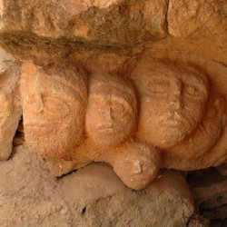 Slonta, Heads