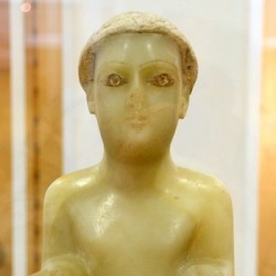 Timna, Statue of a man