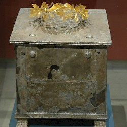 Amphipolis, Metal ash box with golden wreath