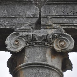 Bziza, Roman temple, Capital