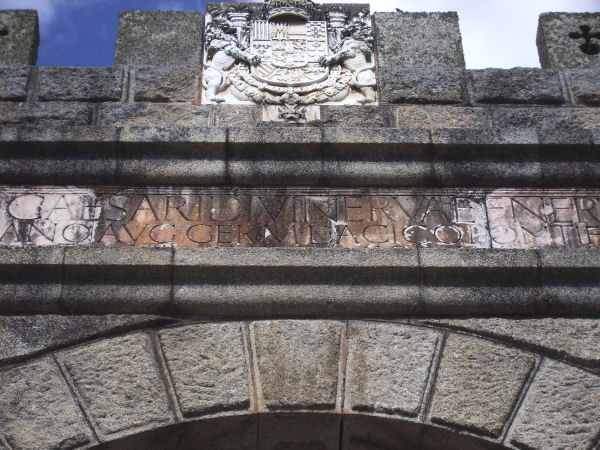 Alcántara bridge, arch, inscription ()