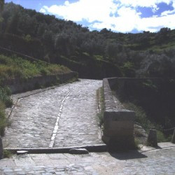 Alcántara bridge, pavement