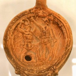 Nijmegen, Oil lamp with gladiators saluting the organizer of the games
