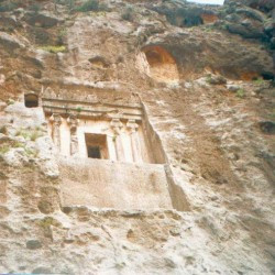 Kupan, Achaemenid rock tomb