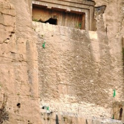 Dukkan-e Daud, Tomb