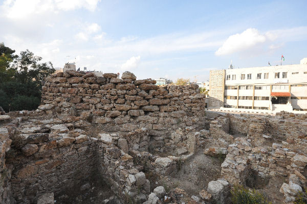 Rujm al-Malfouf, storerooms and tower