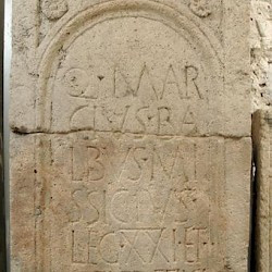 Mainz, Tombstone of Q. Marcius of XXI Rapax and his son