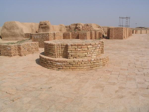 Choga Zanbil, Inner Court, Statue base (or sun dial?)