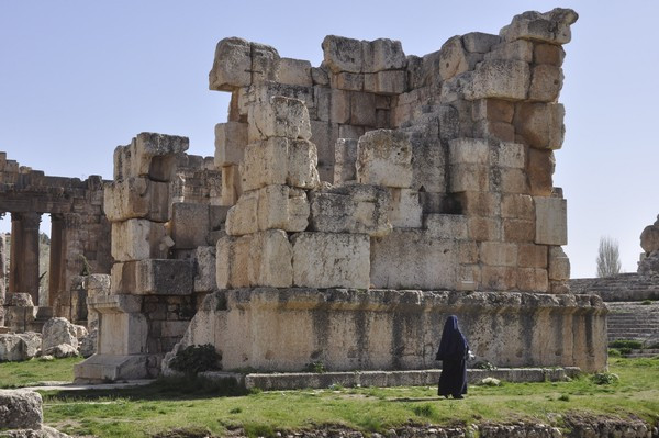 Baalbek, temple of Jupiter, Great Court, Small altar