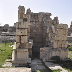 Baalbek, temple of Jupiter, Great Court, Small altar