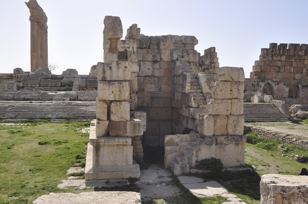 Baalbek, temple of Jupiter, Great Court, Small altar