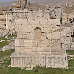 Baalbek, temple of Jupiter, Great Court, Small altar