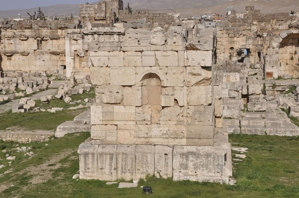 Baalbek, temple of Jupiter, Great Court, Small altar