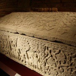Toulouse, Sarcophagus with a horseman and vines