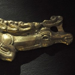 Tapioszentmarton, Scythian shield emblem in the shape of a stag