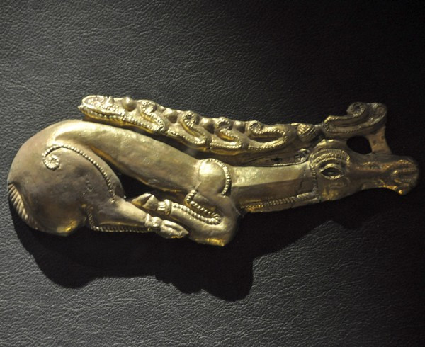 Tapioszentmarton, Scythian shield emblem in the shape of a stag