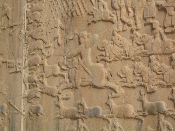 Taq-e Bostan, Large cave, Hunting scene
