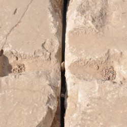 Takht-e Rostam, Fastening