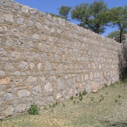Jaulian, wall