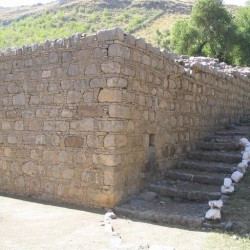 Mohra Moradu, wall
