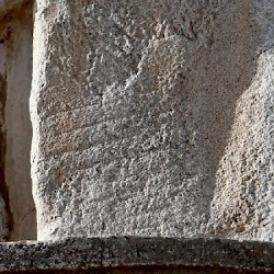 Naqš-e Rustam, Elamite relief, Snake throne