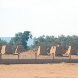 Al Hatia, Tombs