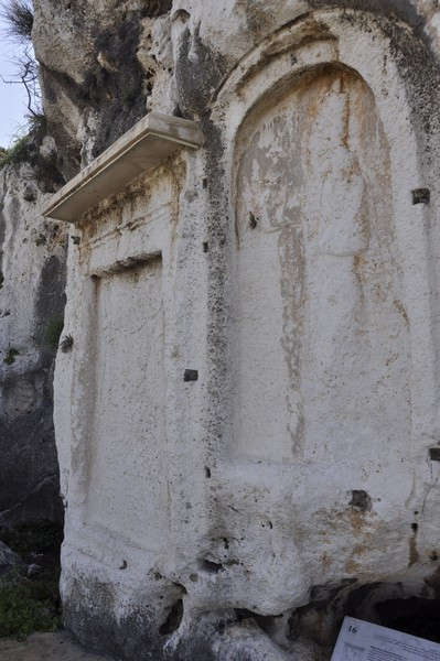 Nahr al-Kalb, Reliefs of Ramesses II (left) and Esarhaddon