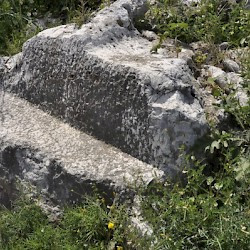 Nahr al-Kalb, 12a Pedestal of a statue (of a dog?)
