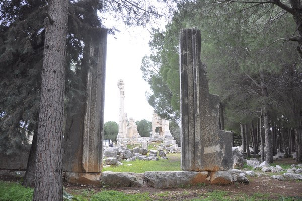 Ain Akrine, Temple 1, Propylaea