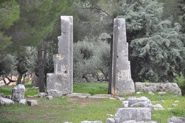 Ain Akrine, Temple 1, Propylaea
