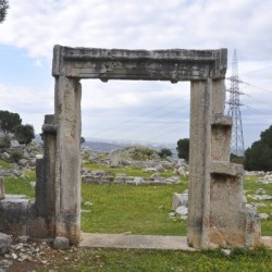 Ain Akrine, Temple 2, Propylaea
