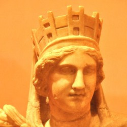 The Tyche of Antioch, Mural crown