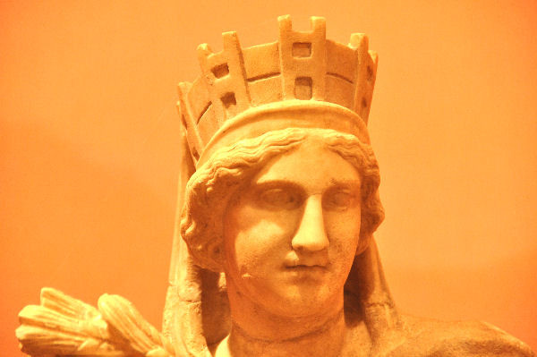 The Tyche of Antioch, Mural crown