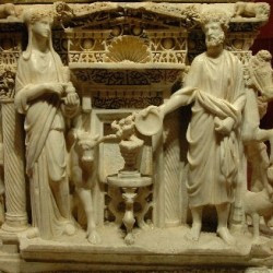 Antioch, Sidemara sarcophagus, Short side: the two deceased, pooring a libation