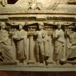 Antioch, Sidemara sarcophagus, Front: the two deceased, flanking Apollo
