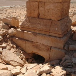 Wadi el-Amud, Tower tomb, Foundations