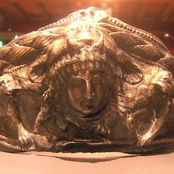 Utrecht De Meern, Crown of Cybele and two lions