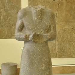 Aššur, Statue of an early king