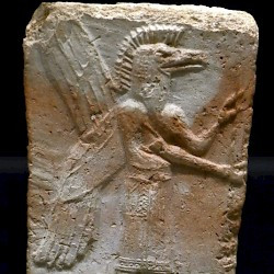 Aššur, Apotropaic plaque of a bird-apkallu