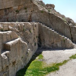 Qadamgah, Staircase