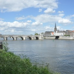 Maastricht, The medieval bridge; the "balcony" to the left and the green buoy indicate the Roman bridge