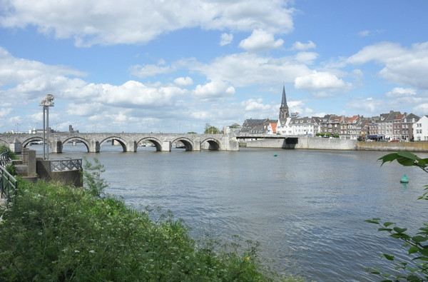 Maastricht, The medieval bridge; the "balcony" to the left and the green buoy indicate the Roman bridge
